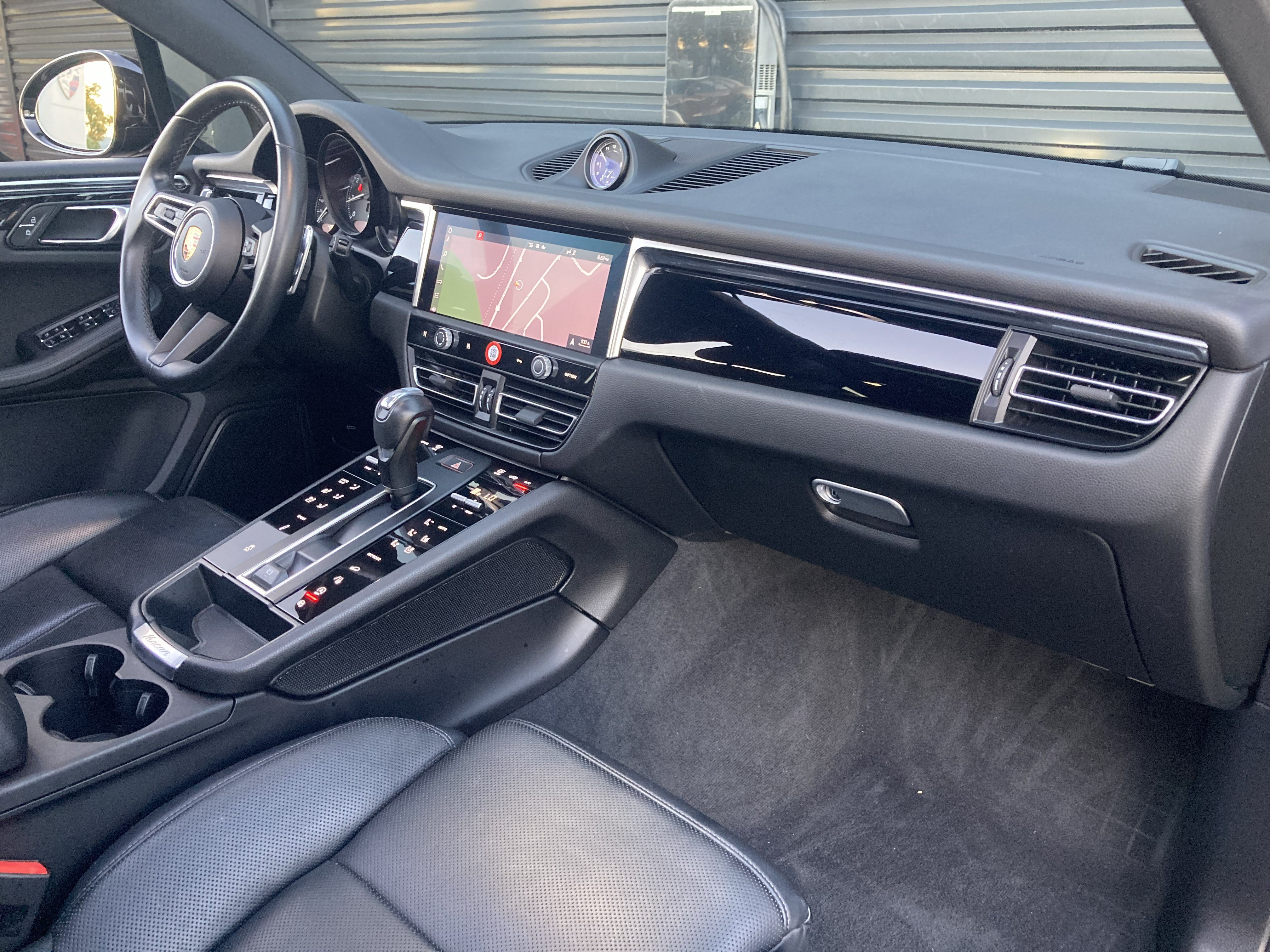 Certified 2024 Porsche Macan AWD/4WD image 18