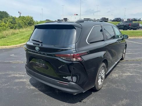 Used 2025 Toyota Sienna XLE FWD image 3