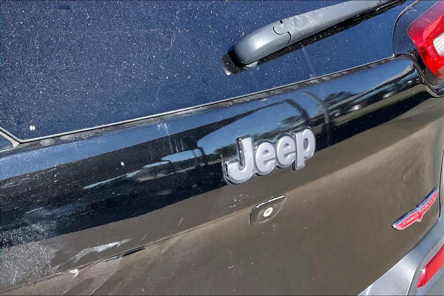 Used 2018 Jeep Cherokee Trailhawk AWD/4WD image 30
