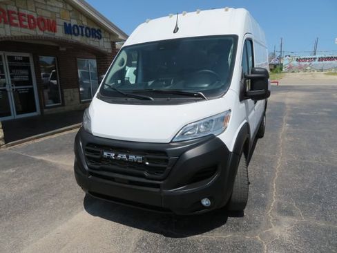 Used 2024 RAM ProMaster 2500 w/ Convenience Group FWD image 2