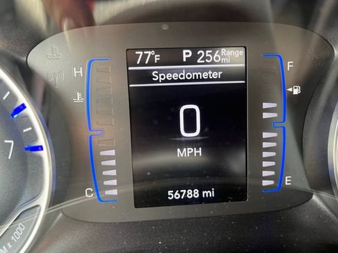 Used 2023 Chrysler Voyager LX image 9