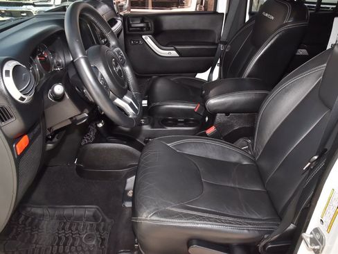 Used 2015 Jeep Wrangler Unlimited Rubicon image 13