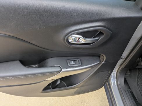 Used 2022 Jeep Cherokee Latitude Lux w/ Mopar Interior Package image 11