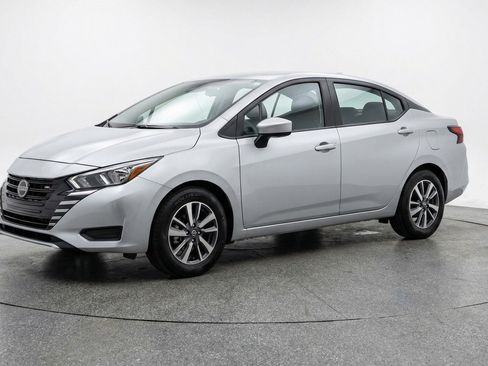 Used 2025 Nissan Versa SV image 2
