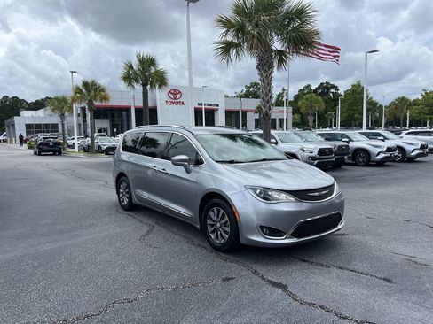 Used 2019 Chrysler Pacifica Touring-L Plus FWD image 2