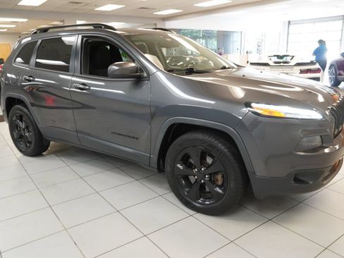 Used 2016 Jeep Cherokee Latitude w/ Comfort/Convenience Group AWD/4WD image 16