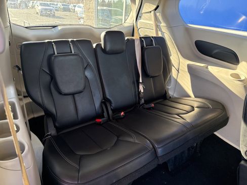 Used 2024 Chrysler Pacifica Touring-L image 14