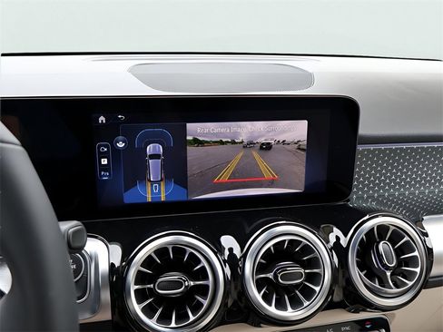 New 2025 Mercedes-Benz GLB 250 4MATIC image 24