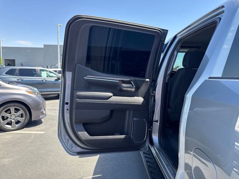 Used 2025 Chevrolet Silverado 1500 LT Trail Boss w/ LPO, Dark Essentials Package AWD/4WD image 18