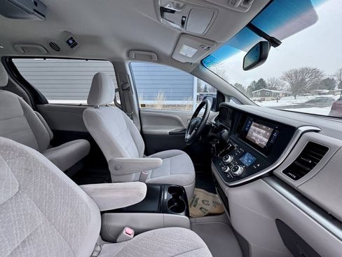 Used 2015 Toyota Sienna LE image 20