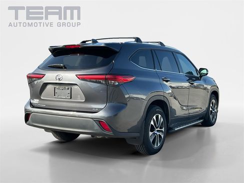 Used 2021 Toyota Highlander XLE image 7