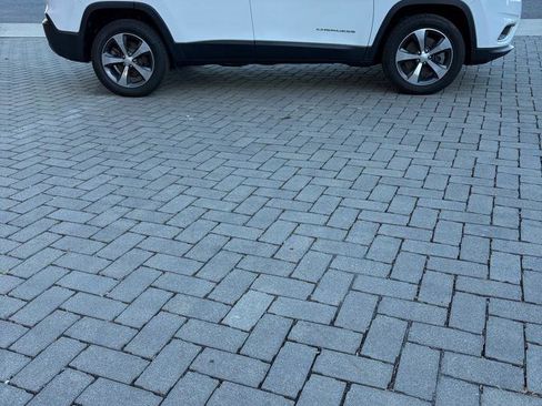 Used 2020 Jeep Cherokee Limited image 2