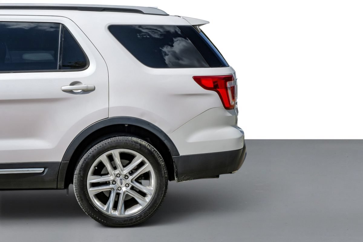 Used 2017 Ford Explorer XLT w/ Equipment Group 202A FWD image 11