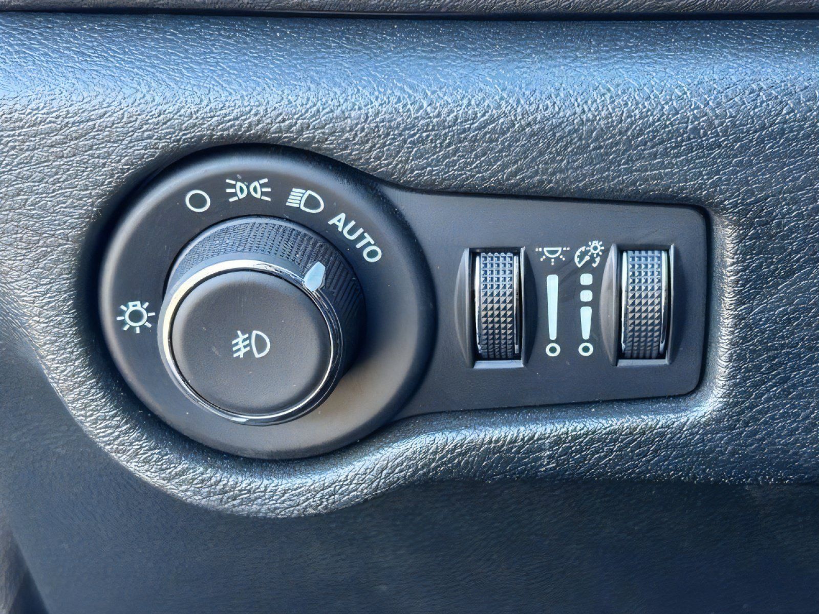 Used 2025 Chrysler Pacifica Select FWD image 25