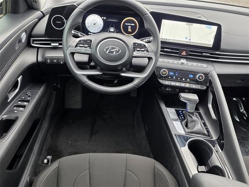 Used 2023 Hyundai Elantra SEL w/ Convenience Package image 11