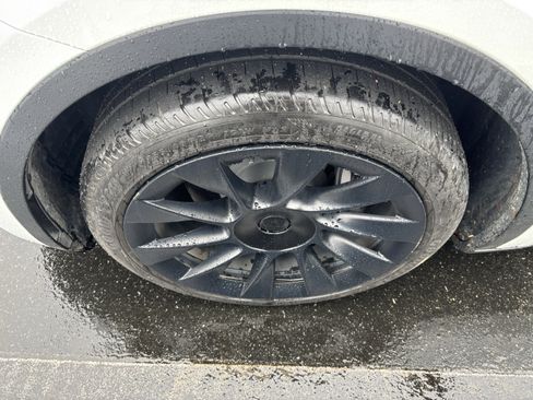 Used 2022 Tesla Model Y Long Range image 33