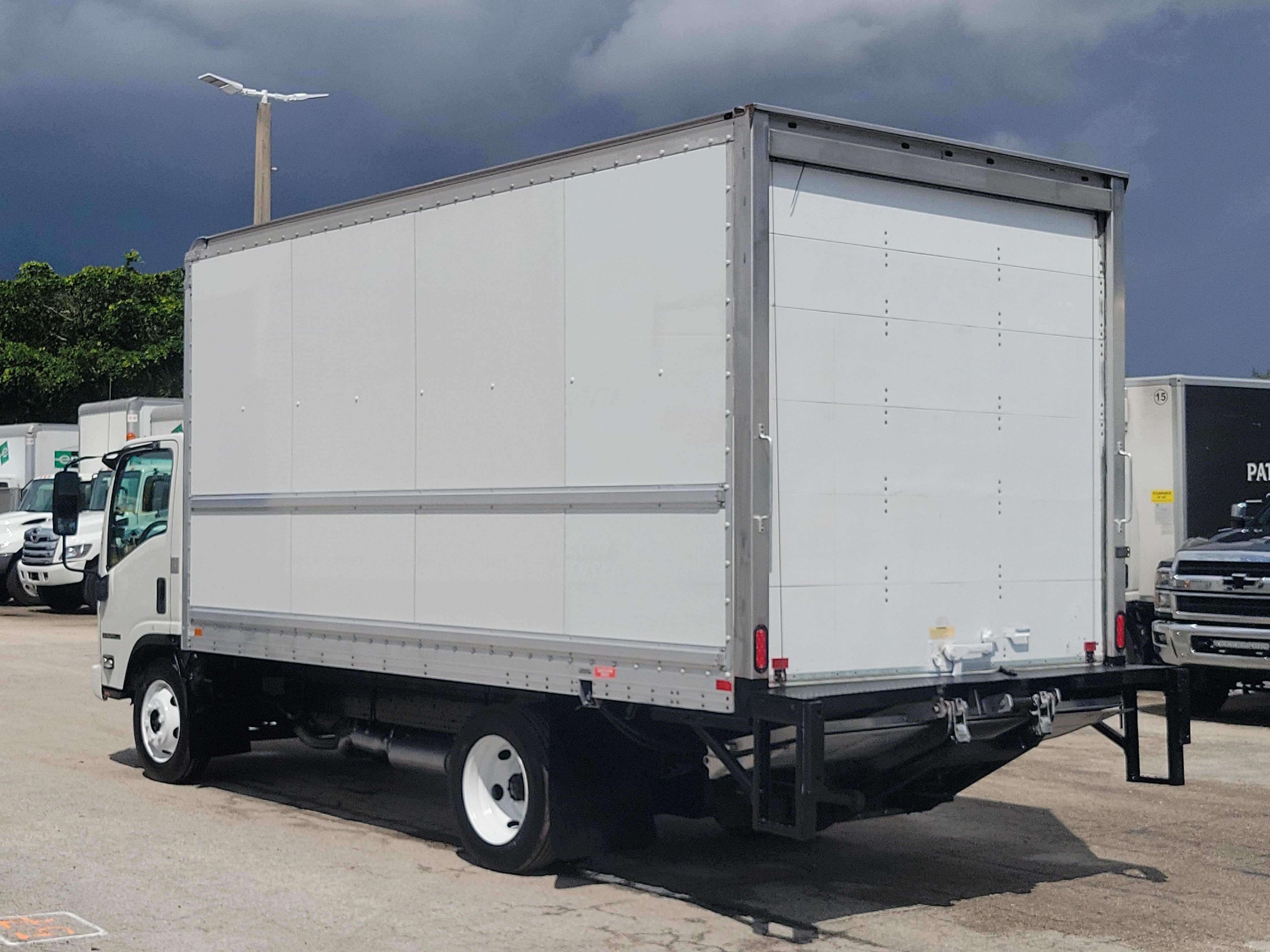 Used 2018 Isuzu NPR RWD image 5