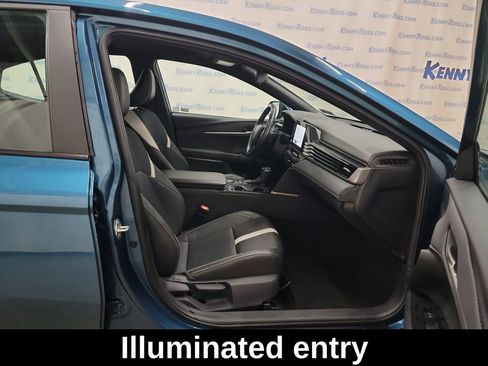 Used 2025 Toyota Camry SE FWD image 12