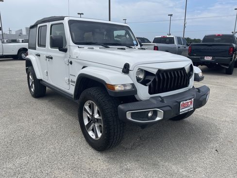 Used 2018 Jeep Wrangler Unlimited Sahara AWD/4WD image 2