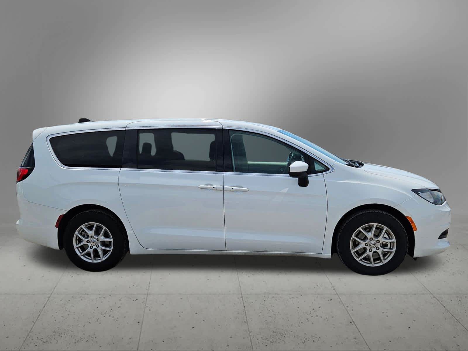 Used 2022 Chrysler Voyager LX FWD image 7