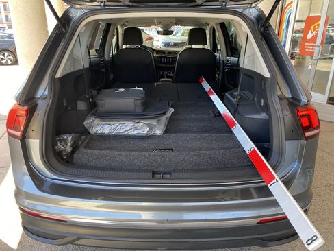 Certified 2023 Volkswagen Tiguan SE FWD image 18