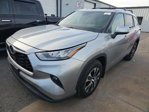 Used 2020 Toyota Highlander XLE image 1