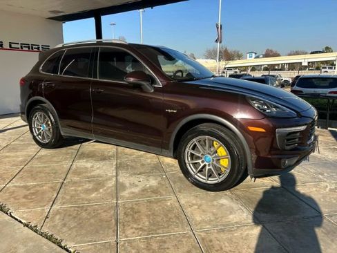 Used 2015 Porsche Cayenne S image 5