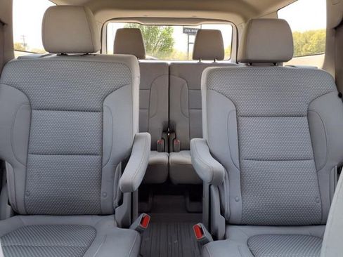 Used 2022 GMC Acadia SLE w/ Driver Convenience Package image 7