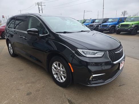 Used 2024 Chrysler Pacifica Touring-L image 13