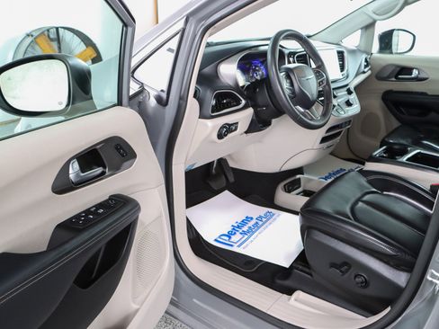 Used 2023 Chrysler Pacifica Touring-L FWD image 3