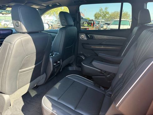 Used 2025 Buick Enclave Avenir w/ Super Cruise Package FWD image 9