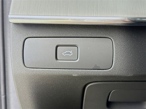 Certified 2025 Volvo XC90 B5 Core image 10