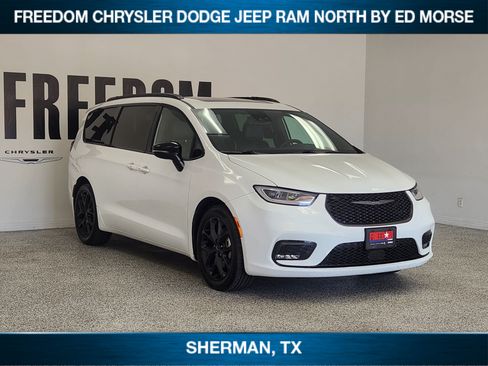 Used 2025 Chrysler Pacifica Limited FWD image 2