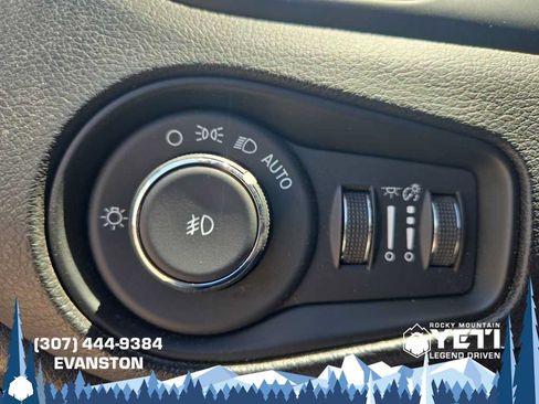 Used 2017 Jeep Renegade Latitude w/ Cold Weather Group AWD/4WD image 28