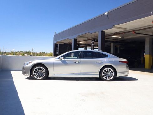 Used 2023 Lexus LS 500 w/ Accessory Package (Z2) RWD image 2