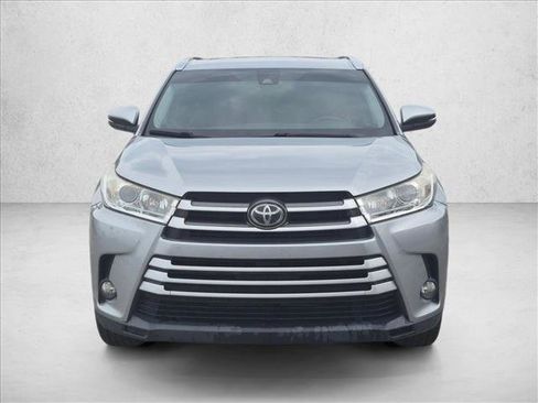 Used 2019 Toyota Highlander XLE FWD image 2