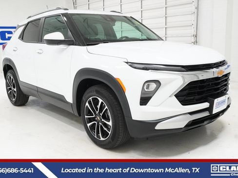 Used 2025 Chevrolet TrailBlazer LT w/ Driver Confidence Package FWD image 3