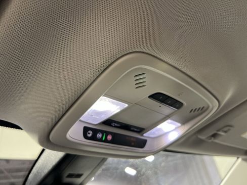 Used 2020 Chevrolet Traverse LT image 37