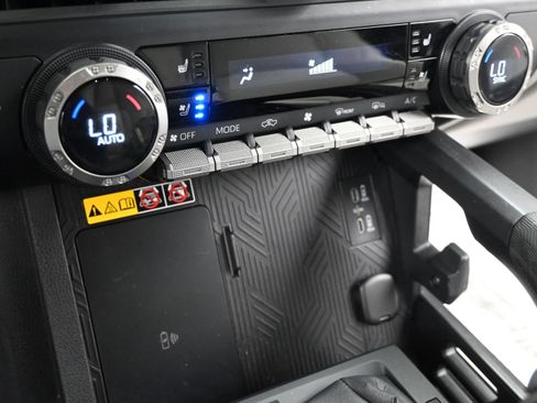 Used 2025 Toyota Tacoma Limited AWD/4WD image 19