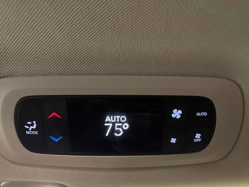 Used 2023 Chrysler Pacifica Limited FWD image 21