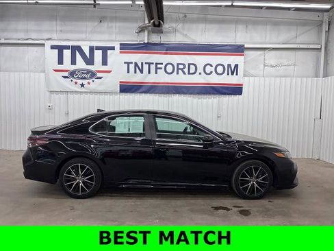 Used 2022 Toyota Camry SE image 1