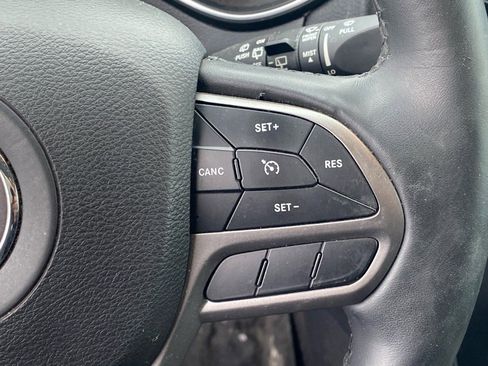 Used 2019 Jeep Cherokee Limited image 15