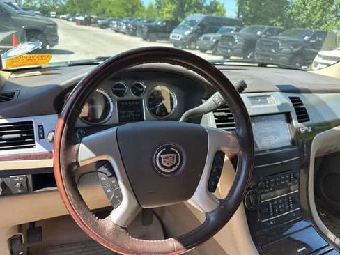 Used 2013 Cadillac Escalade Premium AWD/4WD image 8