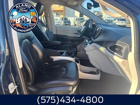 Used 2023 Chrysler Pacifica Touring-L w/ Uconnect Theater Family Group AWD/4WD image 17