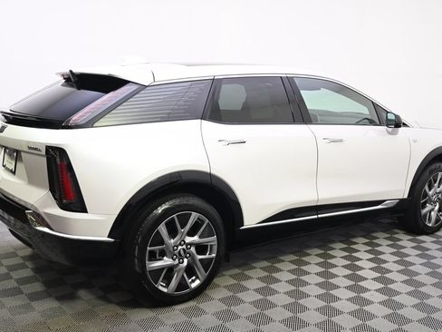 Certified 2025 Cadillac Optiq Luxury 2 w/ LPO, Floor Liner Package AWD/4WD image 7