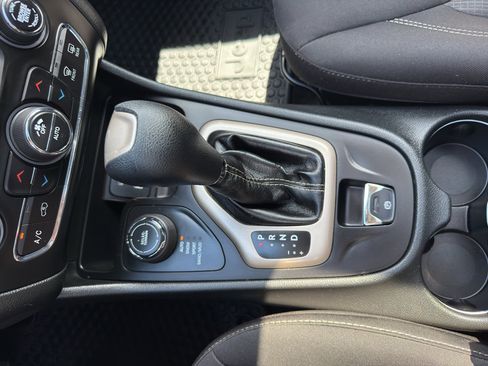 Used 2015 Jeep Cherokee Latitude w/ Comfort/Convenience Group AWD/4WD image 23
