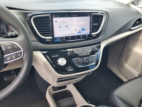 Used 2024 Chrysler Pacifica Touring-L FWD image 20