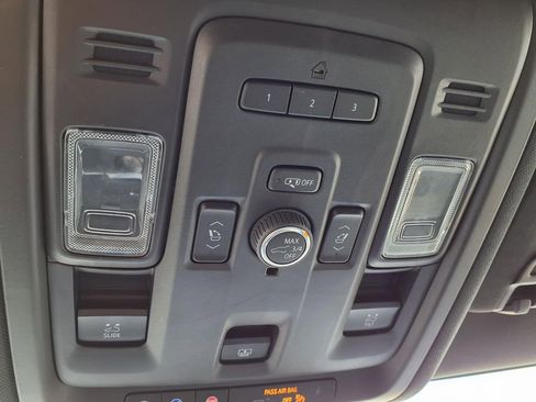 Used 2022 Chevrolet Tahoe Z71 w/ Luxury Package AWD/4WD image 17