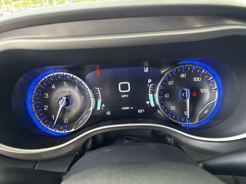 Used 2025 Chrysler Pacifica Select FWD image 11