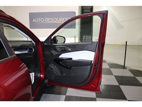 Used 2025 Chevrolet Trax LT w/ LT Convenience Package image 26